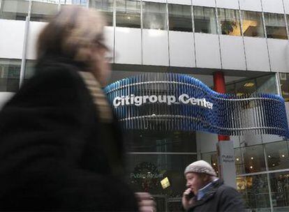 Varias personas caminan por delante de la sede central que Citigroup tiene en la ciudad de Nueva York.