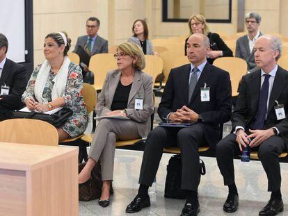 El expresidente de Abengoa Felipe Benjumea (primero por la derecha), junto al resto de la excúpula de la energética andaluza, en el juicio de la Audiencia Nacional.