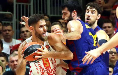 Abrines intenta frenar a Perperoglou.