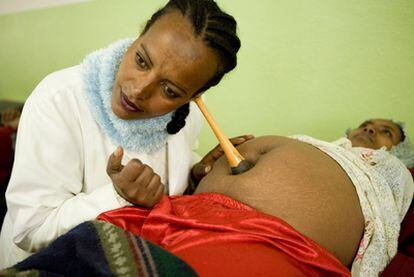 Una enfermera atiende a una embarazada en el hospital de Gambo, Etiopía.