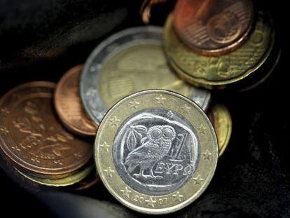 Monedas de euro con una de Grecia al frente.