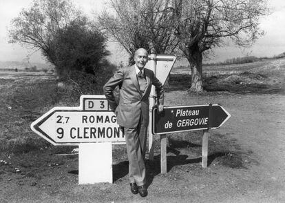 Valéry Giscard d'Estaing, en un cruce de caminos en el departamento de Puy-de-Dôme, el 30 de abril de 1985.