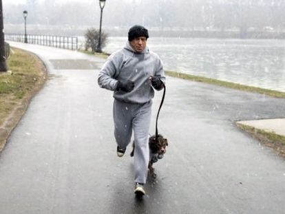 Cuando Sylvester Stallone hace de Rocky Balboa también se abriga.