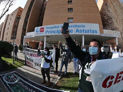 Vista de la concentración convocada en febrero por el sindicato de sanidad Mats para exigir la dimisión la gerente del Hospital Universitario Príncipe de Asturias, Dolores Rubio, quien sugirió retirar los teléfonos móviles a los pacientes covid-19.