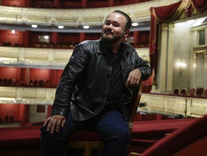 El tenor Javier Camarena posa en el Teatro Real en Madrid.