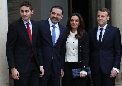 El primer ministro libanés, Saad Hariri, junto a su esposa Lara y su hijo Hussam y, a la derehca, el presidente francés Emmanuel Macron, en el Elíseo, el pasado noviembre.