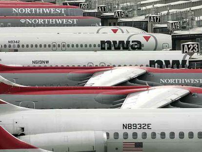 Aviones de la compañía Northwest Airlines en el aeropuerto Metropolitano de Detroit.