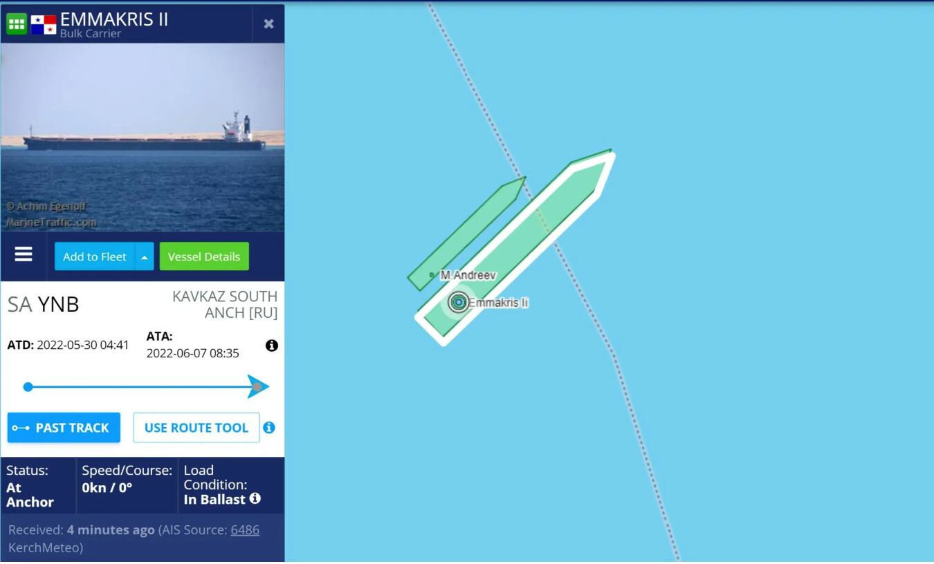 Captura de pantalla de la web MarineTraffic que muestra al 'Emmakris II' y al 'M. Andreev' en lo que presuntamente es una transferencia de cereal en alta mar.