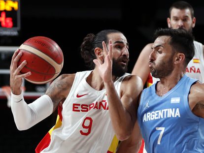 Campazzo intenta frenar a Ricky Rubio durante el partido entre España y Argentina.