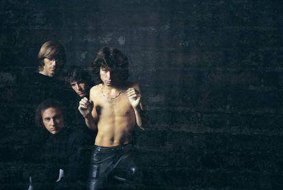 Uno de los retratos realizados para la portada del primer álbum de The Doors en 1967: desde la izquierda, Ray Manzarek, Robby Krieger, John Densmore y Jim Morrison.