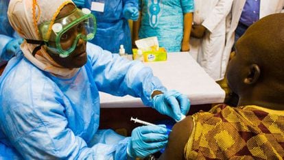 A mediados de octubre de 2014 se probó en Malí una vacuna contra el ébola. El fotógrafo Fatoumata Diabaté estuvo allí y capturó esta instantánea. Más de 200 voluntarios de cuatro países han recibido esta inoculación. "Es un honor que los malienses estén liderando estos ensayos en Bamako", observa Diabaté, "dada la urgente necesidad de detener la tragedia del Ébola en el oeste de África".