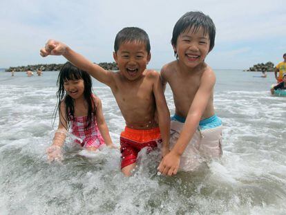 Unos ni&ntilde;os ba&ntilde;&aacute;ndose en la playa de Nakoso (Fukushima), la primera de las &uacute;nicas tres que han reabierto tras el accidente nuclear.