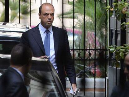 Alfano, este martes, al salir de la casa de Berlusconi.