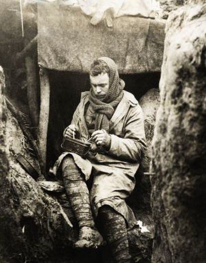 Un soldado británico come en una trinchera durante la contienda