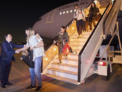 El ministro de Asuntos Exteriores en funciones, José Manuel Albares, recibe a los pasajeros llegados en el segundo de los dos vuelos fletados por el Ministerio de Defensa para repatriar a españoles procedentes desde Tel Aviv, en la noche de este miércoles en la base aérea de Torrejón de Ardoz (Madrid).