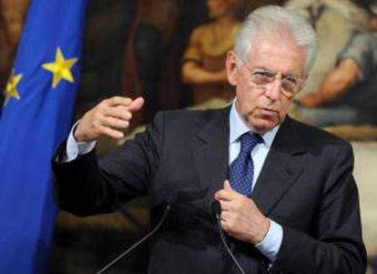 El primer ministro italiano, Mario Monti, ayer durante la rueda de prensa posterior a su encuentro con el presidente de la Comisión Europea, Jose Manuel Durao Barroso.