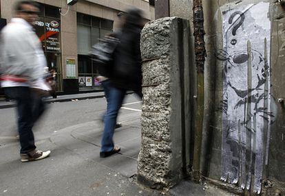 Una reproducción en vinilo de la obra de Banksy <i>Little Diver</i> en las calles de Melbourne.