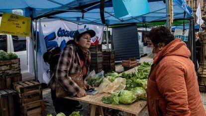 Un comprador asiste a un mercado organizado por la Unión de Trabajadores Económicos Populares, en Argentina, en agosto 2023.
