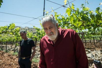 El empresario israelí David Ben Shabbat, con un socio palestino en un viñedo de Hebrón.