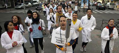 Unos 300 profesionales de la sanidad, convocados por la asociación de Facultativos Especialistas, han recorrido la capital con una antorcha que simboliza la defensa de la sanidad.