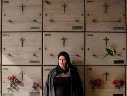 Dolores Reyes retratada este mes de abril ante los nichos del cementerio de la Chacarita, el más grande de la ciudad de Buenos Aires.