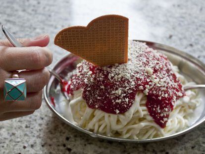 Los espaguetis helados, con su 'tomate' y 'queso'.