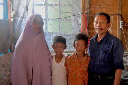 Dharma Diani con su familia en el barrio Pasar Ikan, al norte de Yakarta.