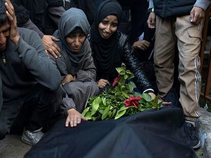 Dos mujeres lloran ante el cadáver de un hombre muerto en un ataque israelí en Jan Yunis, en el sur de Gaza, este domingo.