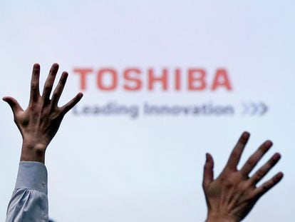 Periodistas levantan la mano en la ronda de preguntas en una conferencia de Toshiba en junio de 2017.
