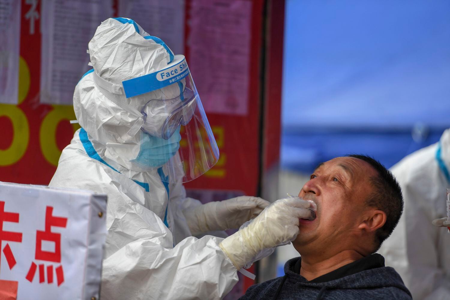 Un profesional sanitario efectúa una prueba del coronavirus a un residente de la ciudad de Shulan, en el noreste de China.
