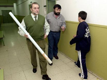 Julio Anguita, ex coordinador general de Izquierda Unida, por los pasillos en su primer día de clase en el instituto de enseñanza secundaria Blas Infante de Córdoba, en el 2000.