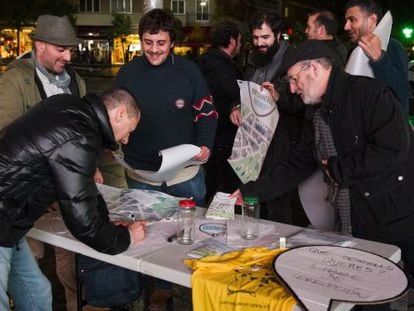 Miembros de Compostela Aberta recogen firmas en la Praza Roxa