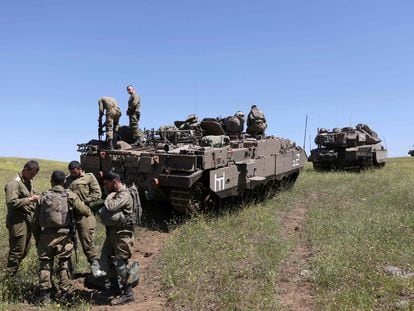 Soldados israelíes realizan ejercicios militares cerca de Moshav Kidmat Tsvi, en los Altos del Golán sirios ocupados, este lunes.