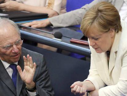 El ministro de Finanzas alem&aacute;n, Wolfgang Sch&auml;uble, y la canciller Angela Merkel, en una sesi&oacute;n del Parlamento el 28 de junio. 