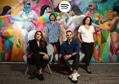 De izquierda a derecha: Carolina Iglesias, Javier Pereira, Eduardo Alonso y María Mínguez en las oficinas de Spotify en Madrid.