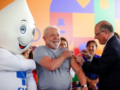 El presidente Lula recibe la quinta dosis contra la covid, inyectada por su vicepresidente, que es médico, este lunes en Brasilia.