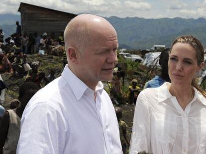 Angelina Jolie junto a William Hague, Secretario del Exterior de Gran Breta&ntilde;a.