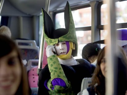 Un "cosplayer" a un autobús de Barcelona, camí del Saló del Manga. carmen secanella