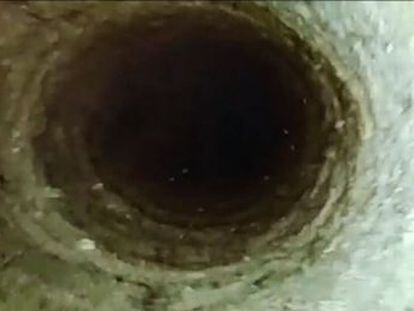 Una cámara desciende hasta 73 metros de profundidad, donde se encuentra un tapón que no deja acceder al lugar en el que se espera esté el menor de dos años que cayó el pasado domingo