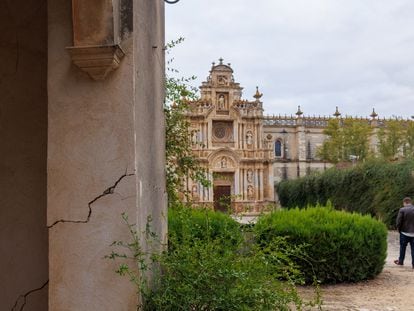 Detalle de una de las grietas que han aparecido en la capilla exterior de la Cartuja de Jerez, una de los pocos espacios visitables del monumento.