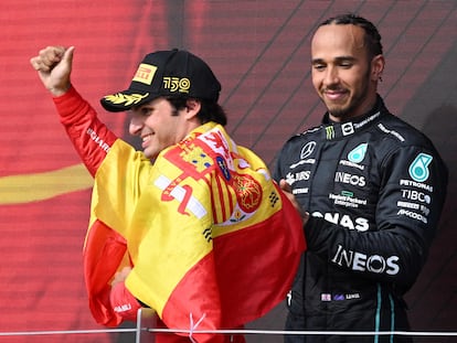 Carlos Sainz celebra su victoria junto a Lewis Hamilton en Silverstone.