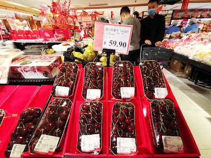 Cerezas importadas de Chile en un supermercado, en Guangzhou, provincia de Guangdong (China).