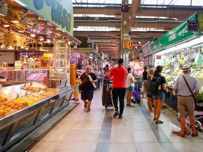 Varias personas hacen la compra en un mercado madrileño.