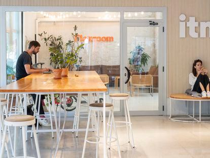 Varios emprendedores trabajan en un espacio de trabajo compartido en el del barrio del Poblenou de Barcelona.