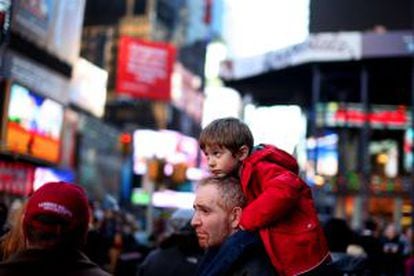 Un niño a hombros de su padre en Times Square, en Manhattan.