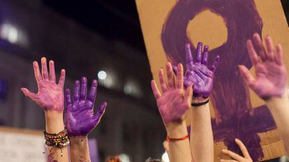 Varias manos pintadas de morado en la manifestación del 8 de marzo. 