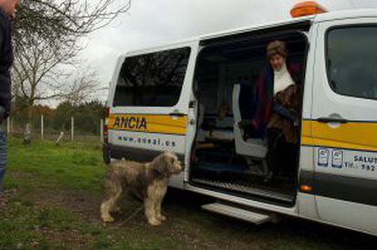 14.37. DE REGRESO A CASA. Gloria Otero se apea de la ambulancia cuando llega de nuevo a su casa de O Saviñao tras el viaje de 400 kilómetros en un solo día para tratarse en A Coruña.