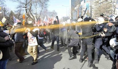La policía disuelve con gases la protesta en Ankara.