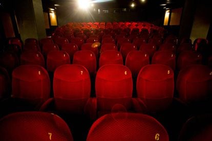 Una sala buida d'un cinema.
