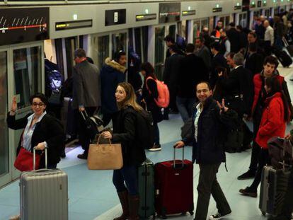 Asistentes del MWC abandona la feria a trav&eacute;s del metro de Barcelona.